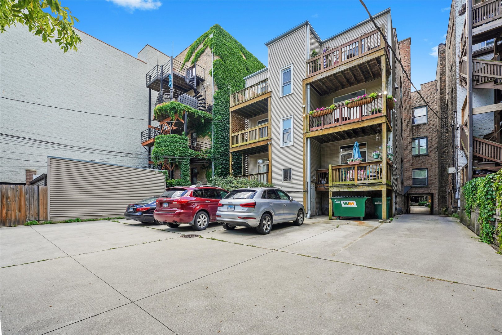 716 W Barry Avenue Unit: 3
