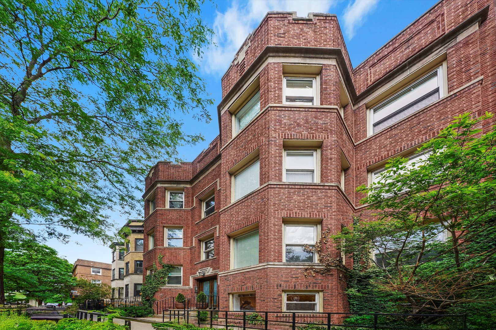716 W Barry Avenue Unit: 3