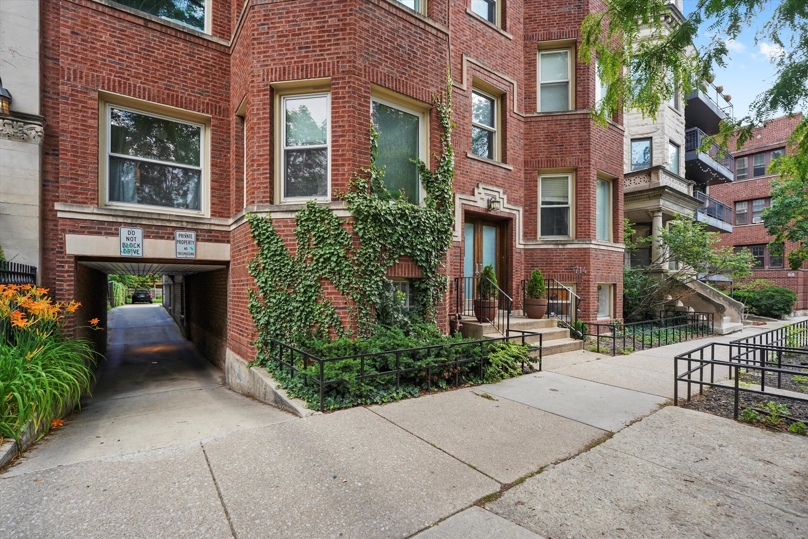 716 W Barry Avenue Unit: 3