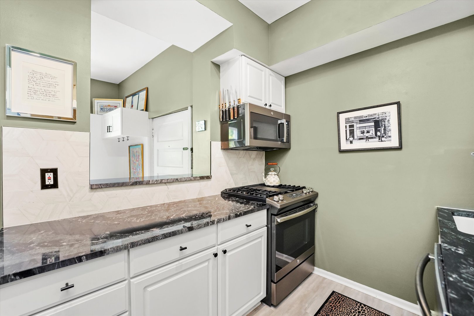 716 W Barry Avenue Unit: 3