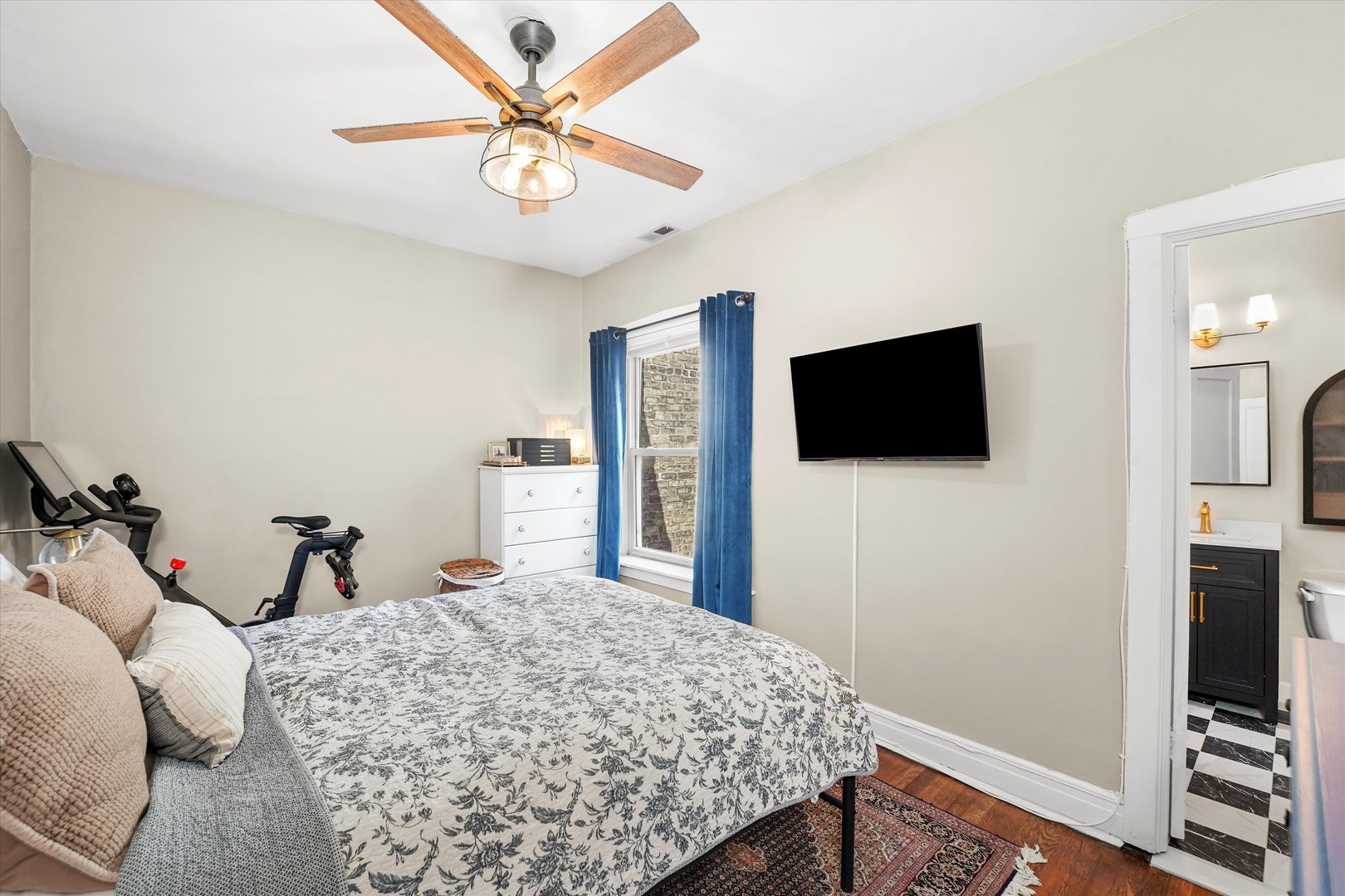 716 W Barry Avenue Unit: 3