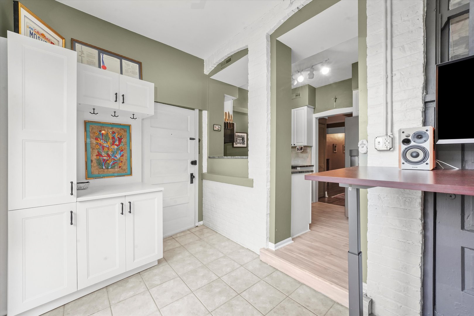 716 W Barry Avenue Unit: 3