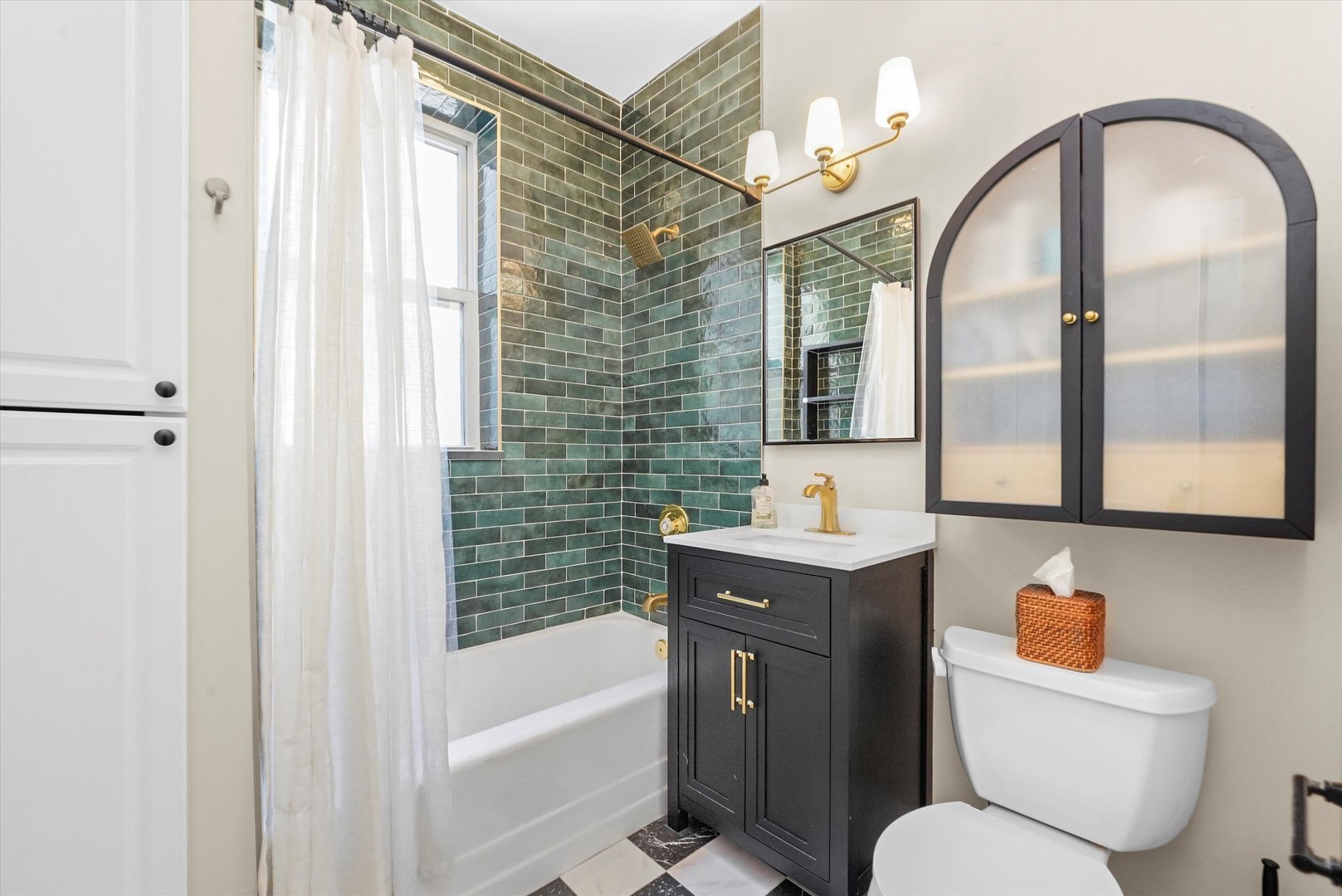 716 W Barry Avenue Unit: 3