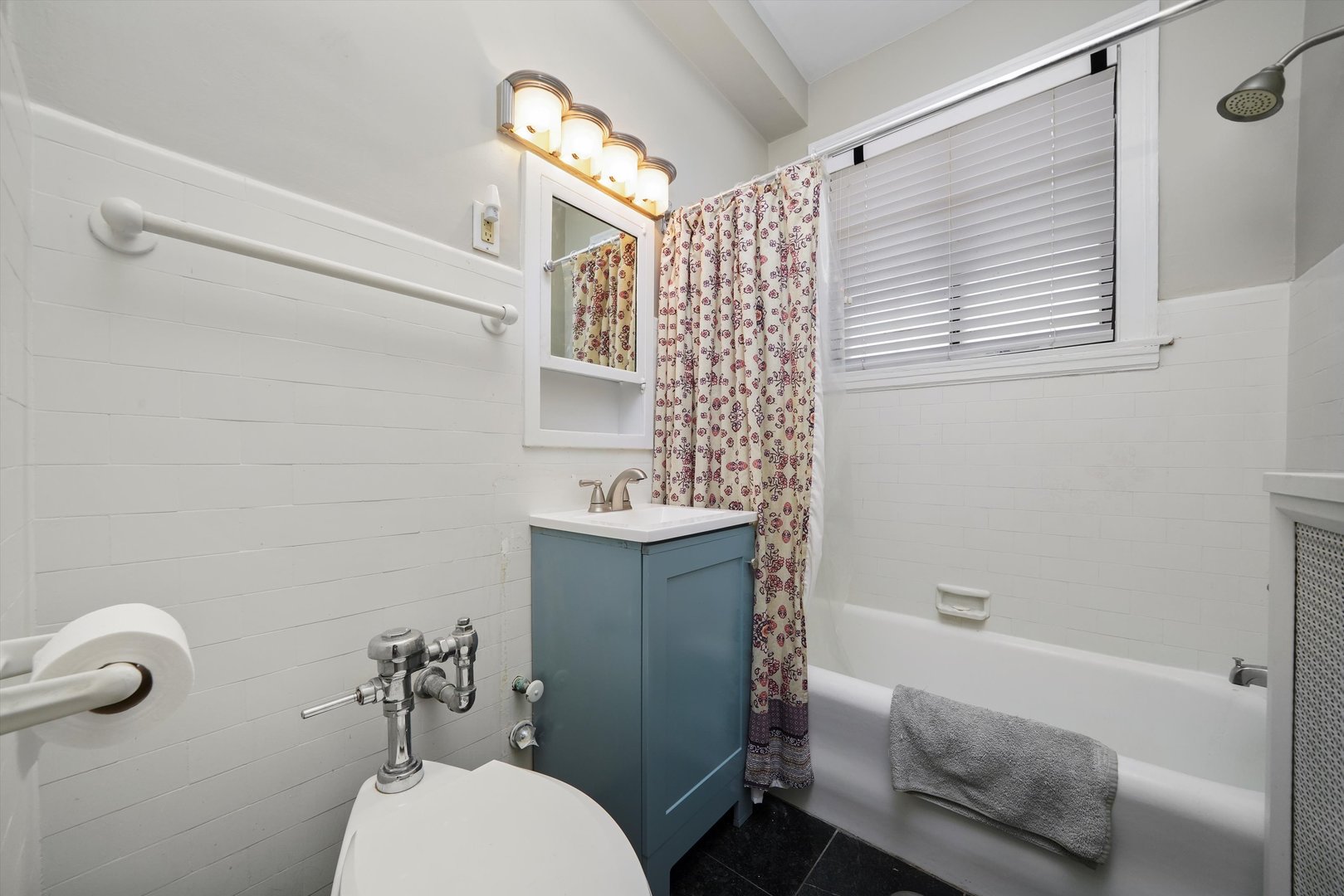 734 Noyes Street Unit: 02
