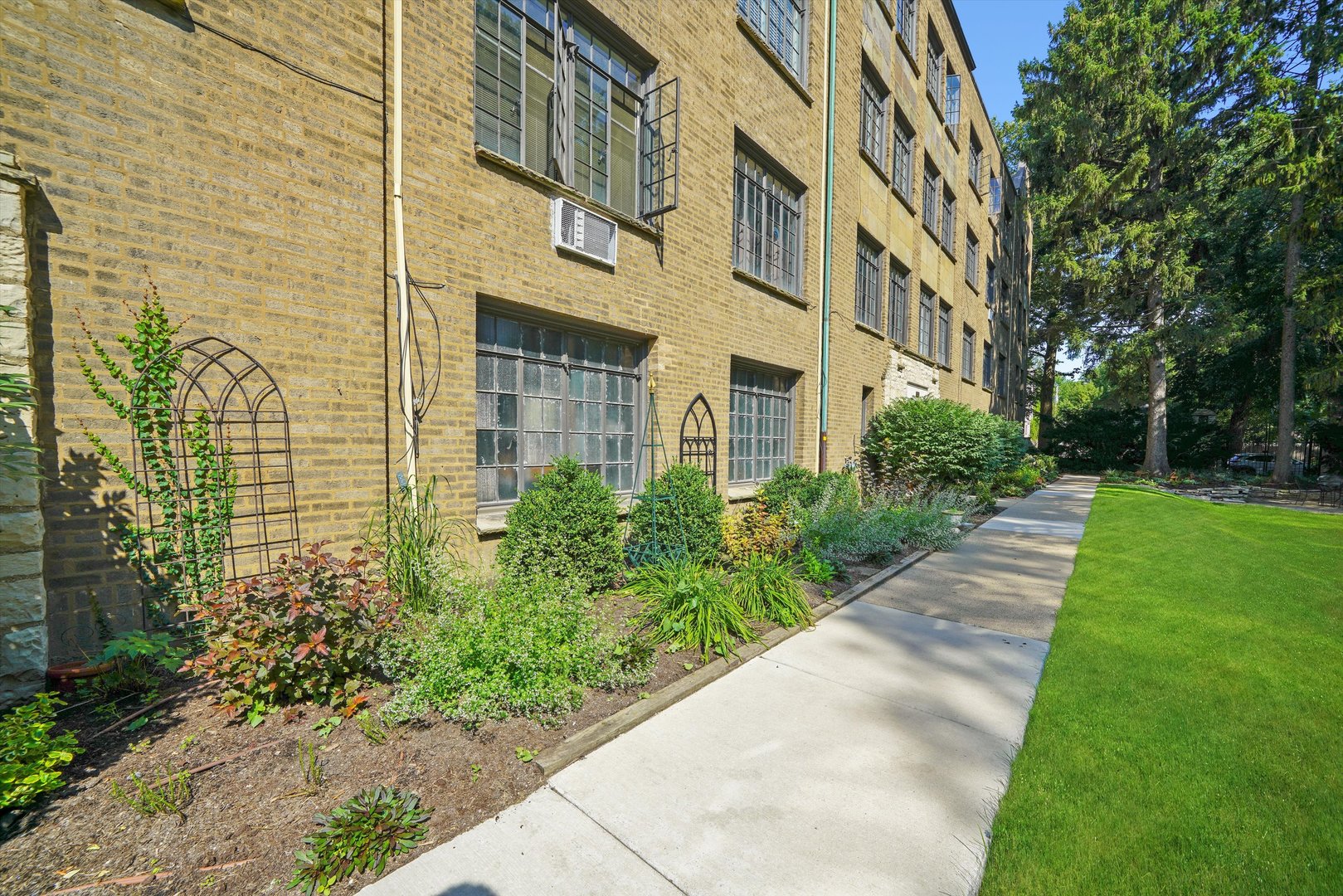 734 Noyes Street Unit: 02