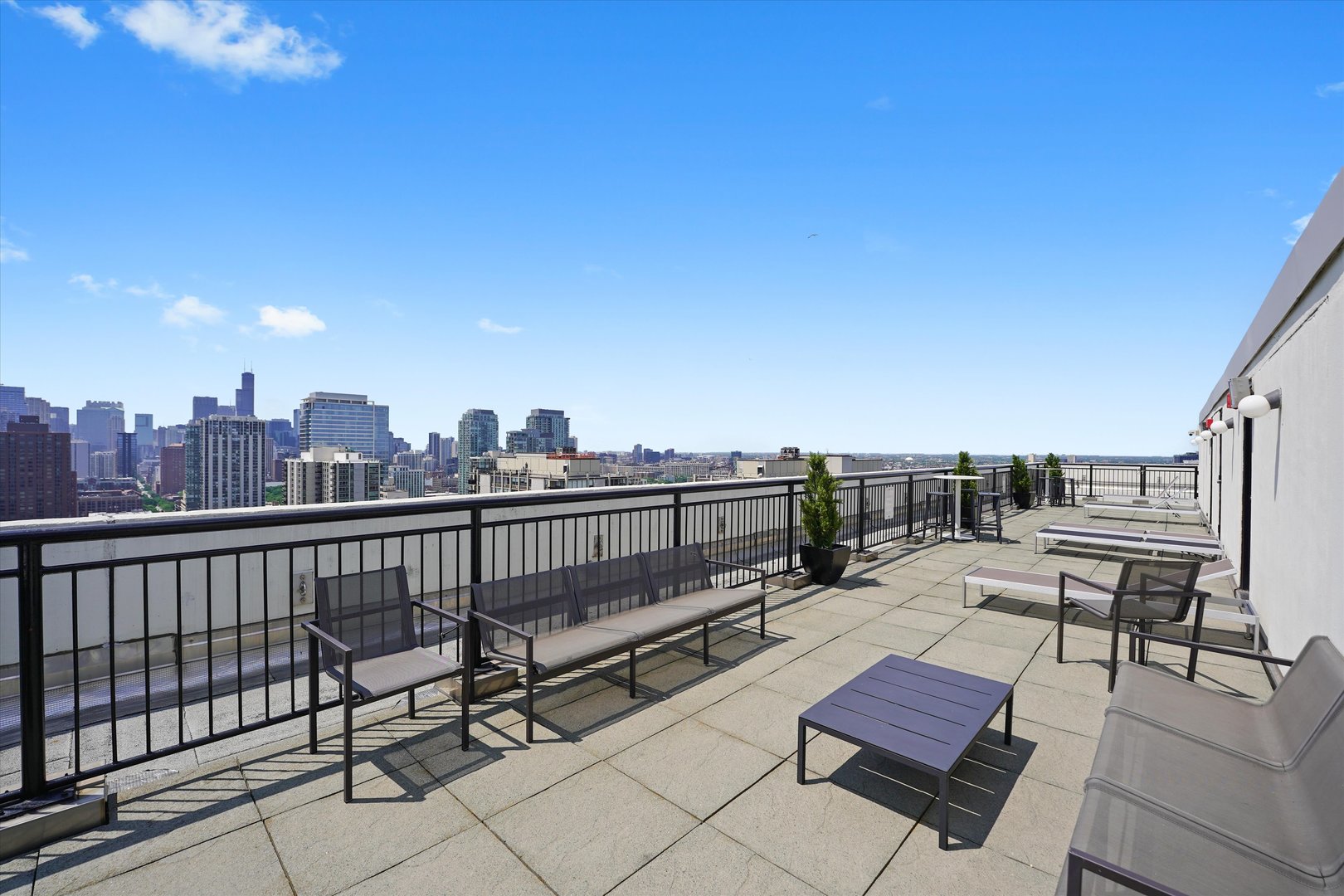 88 W Schiller Street Unit: 1001L