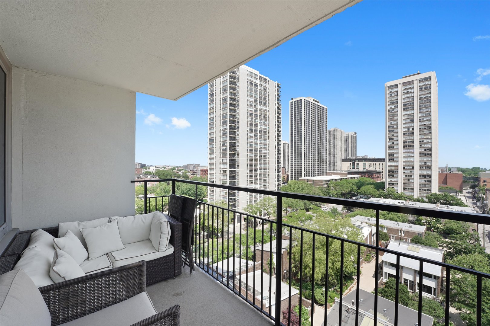 88 W Schiller Street Unit: 1001L