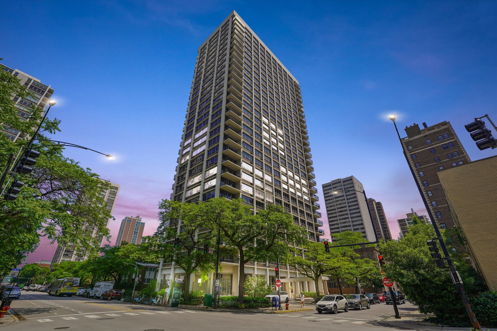 88 W Schiller Street Unit: 1001L