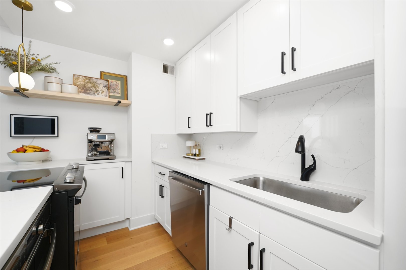 88 W Schiller Street Unit: 1001L