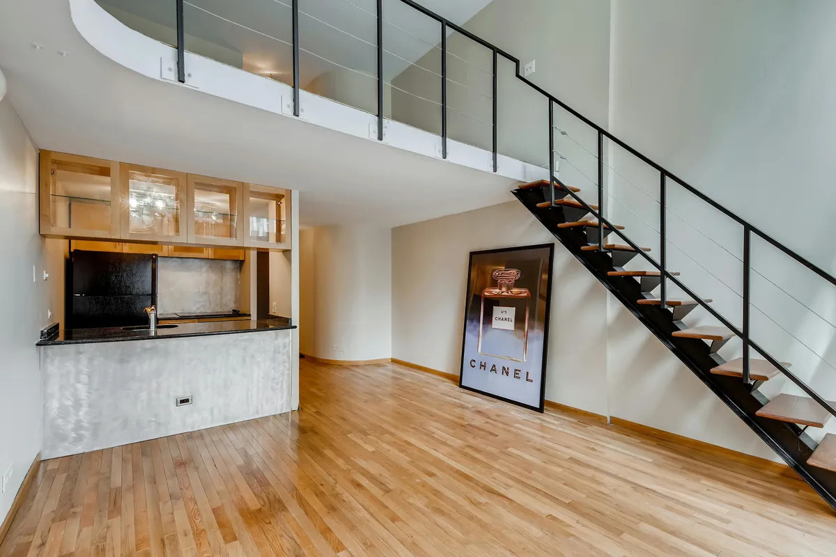1221 N Dearborn Street Unit: 605N