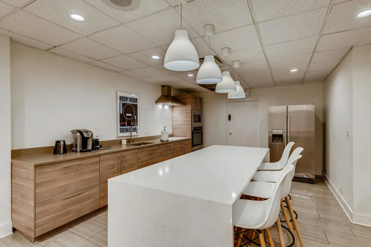 1221 N Dearborn Street Unit: 605N