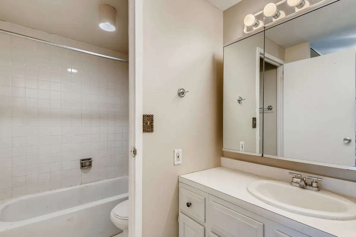 1221 N Dearborn Street Unit: 605N