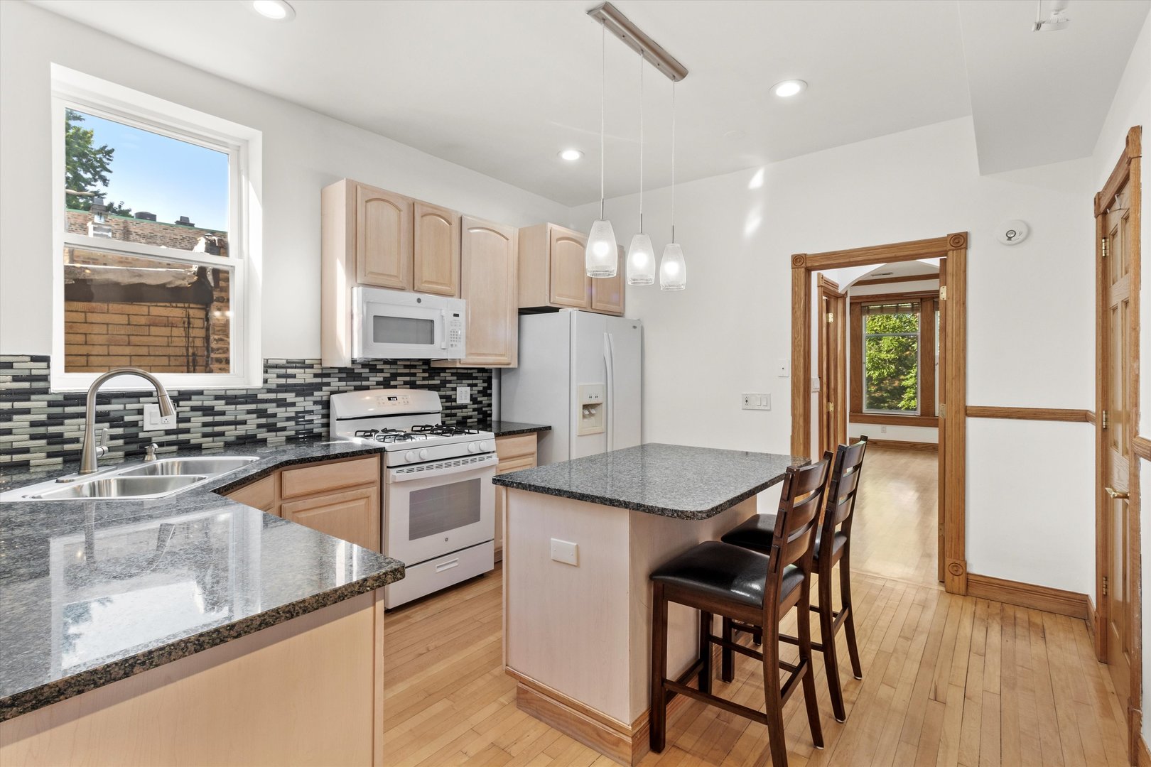 911 N Fairfield Avenue Unit: 2
