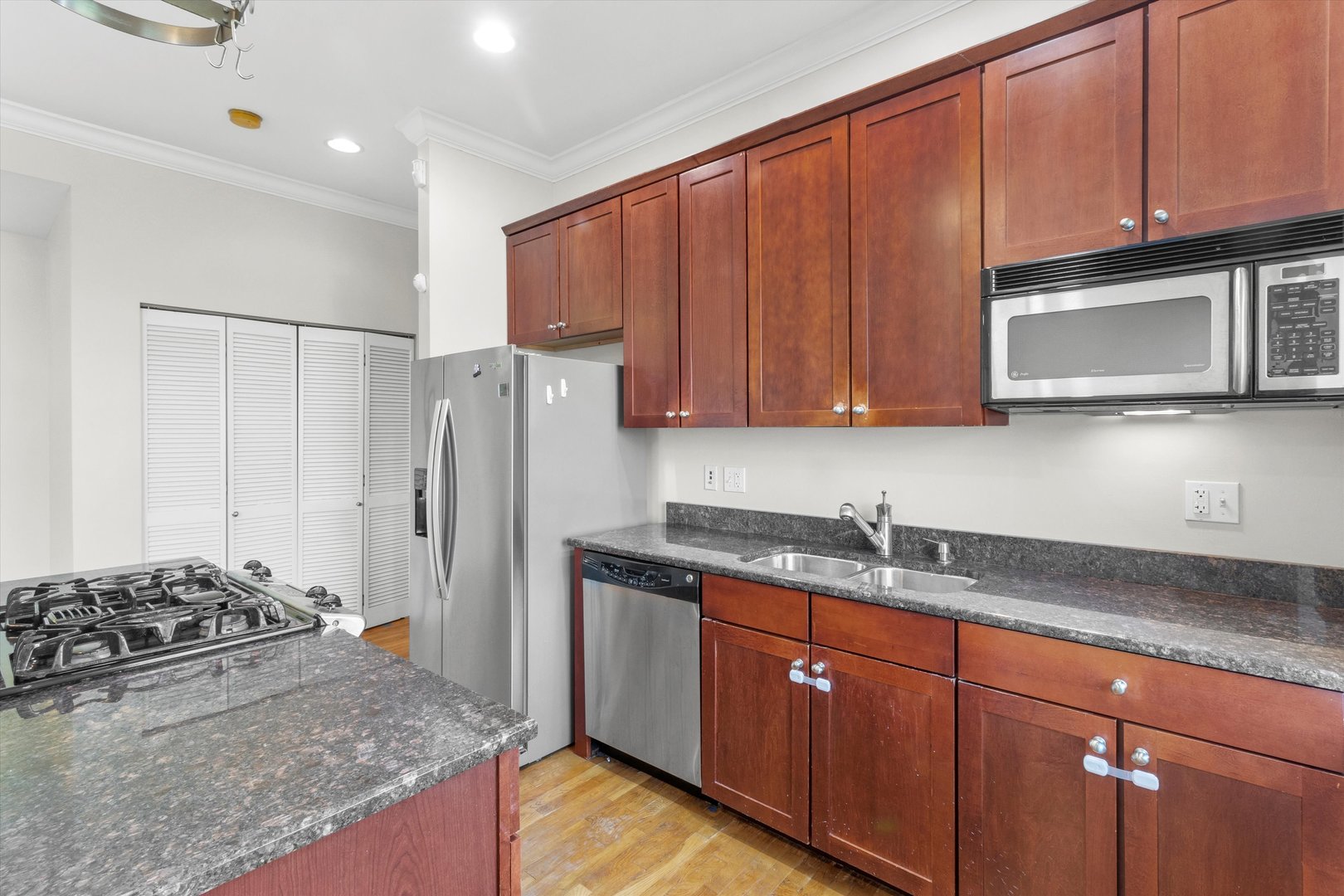 512 E Oakwood Boulevard Unit: 2