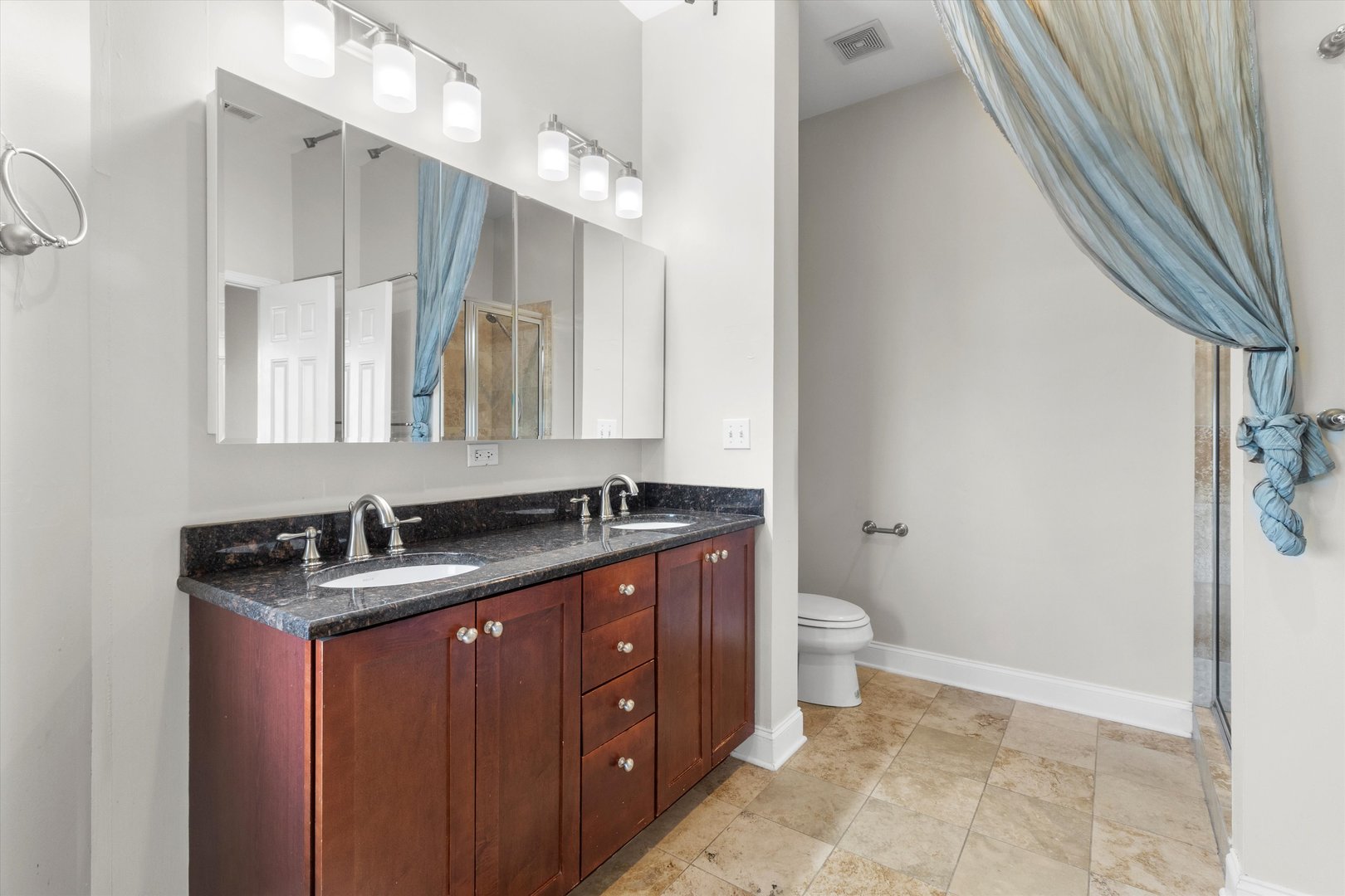512 E Oakwood Boulevard Unit: 2