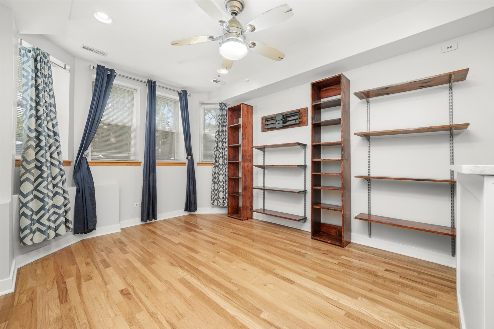 3918 N KEDVALE Avenue Unit: GS