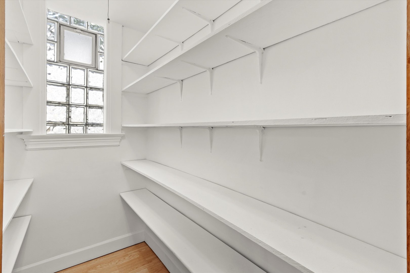 911 N Fairfield Avenue Unit: 2