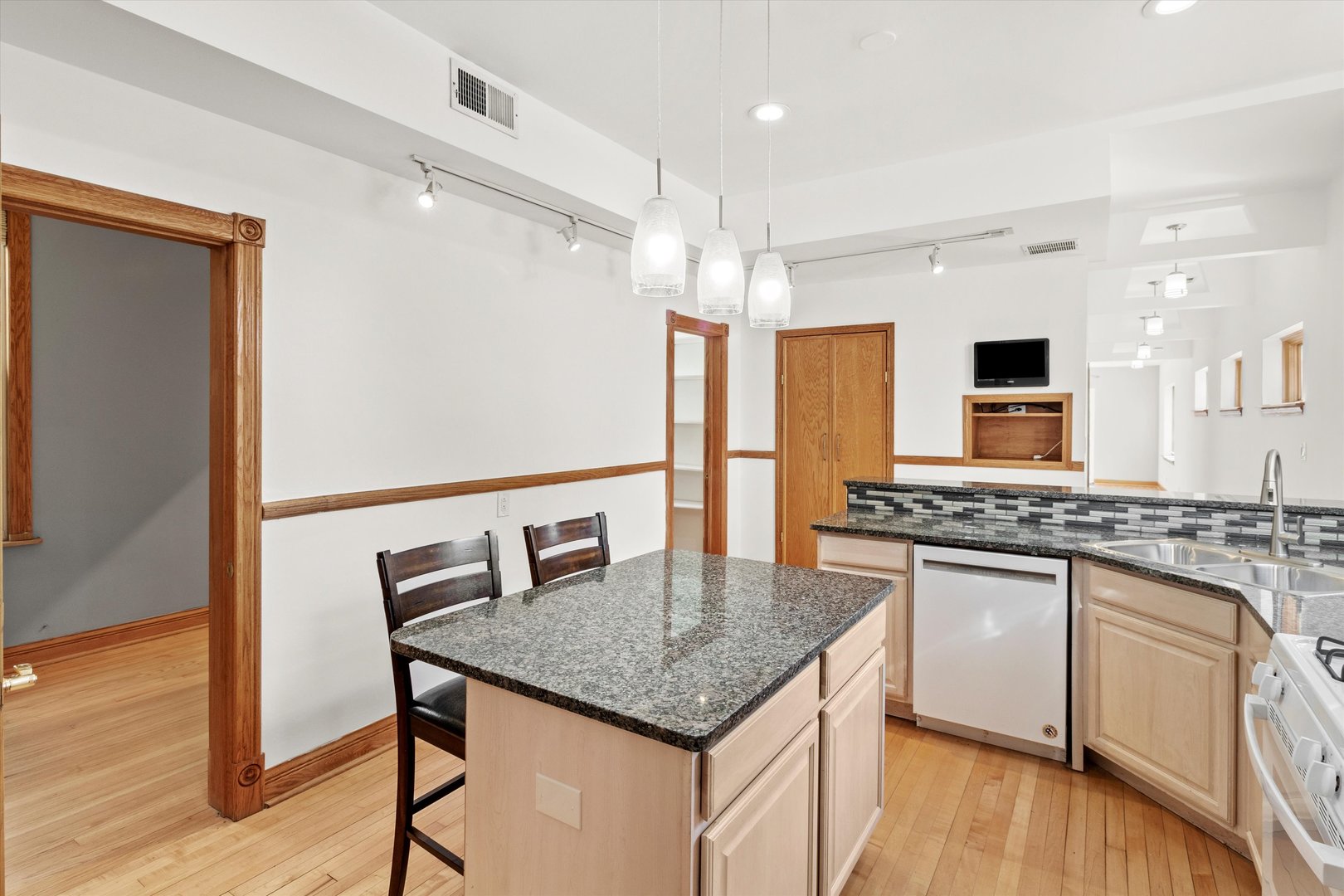 911 N Fairfield Avenue Unit: 2