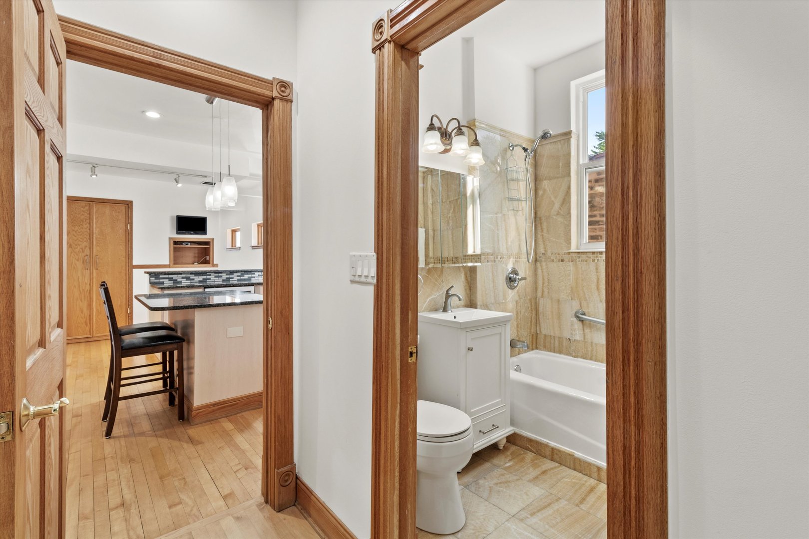 911 N Fairfield Avenue Unit: 2