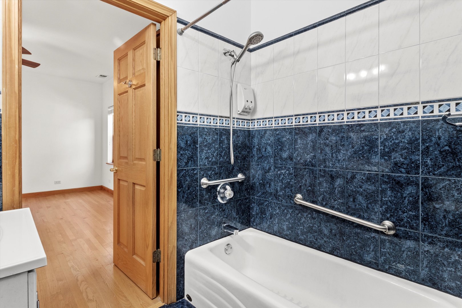 911 N Fairfield Avenue Unit: 2