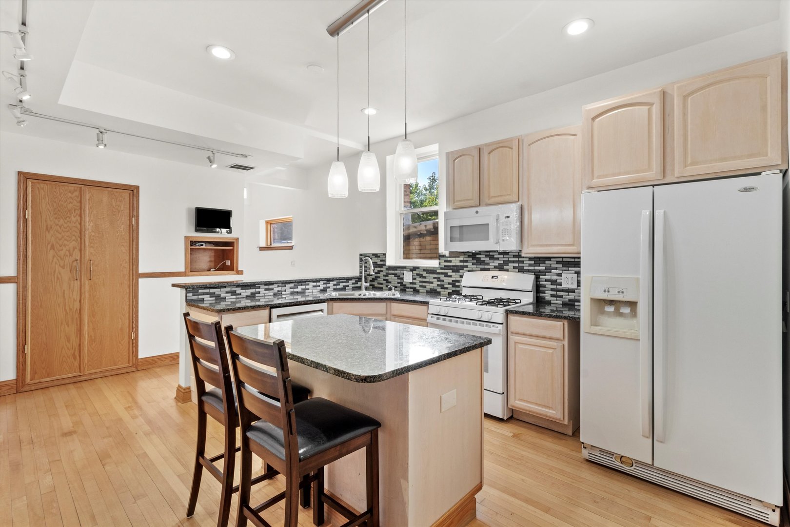 911 N Fairfield Avenue Unit: 2