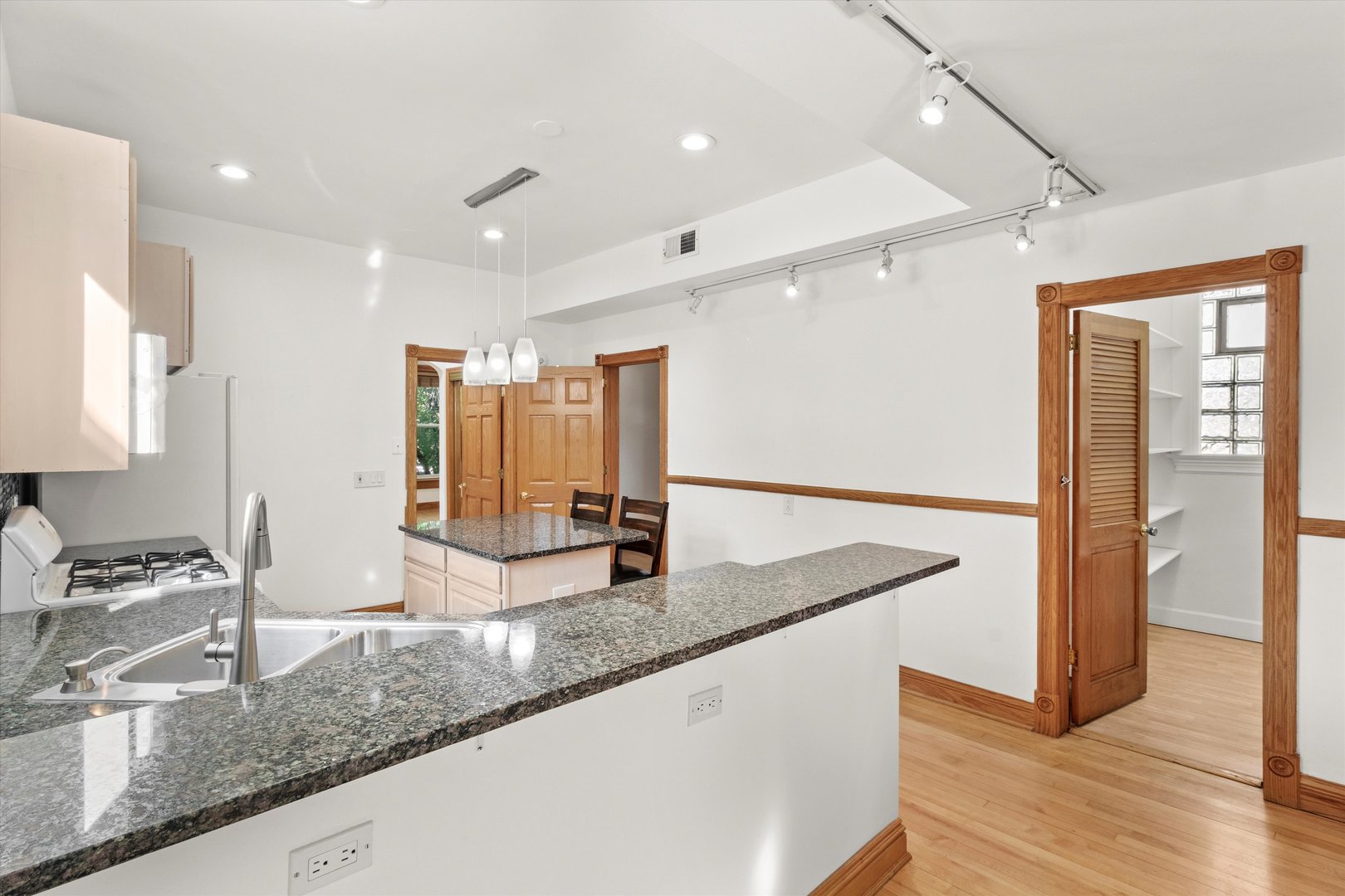 911 N Fairfield Avenue Unit: 2