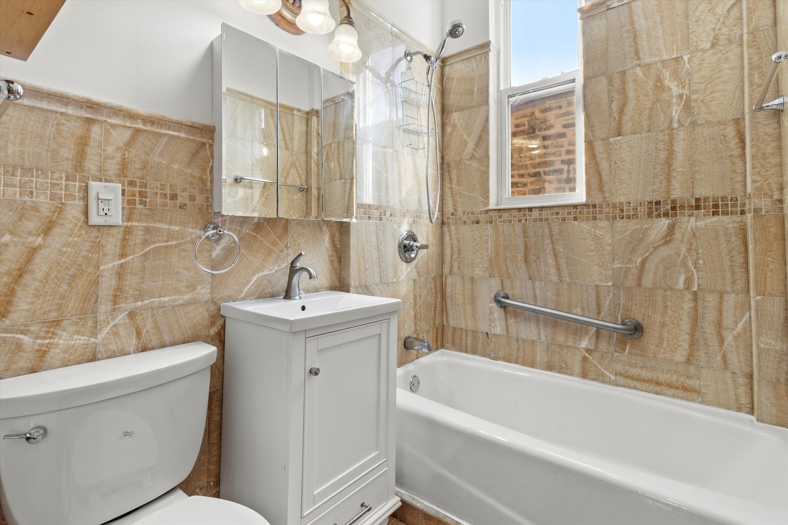 911 N Fairfield Avenue Unit: 2