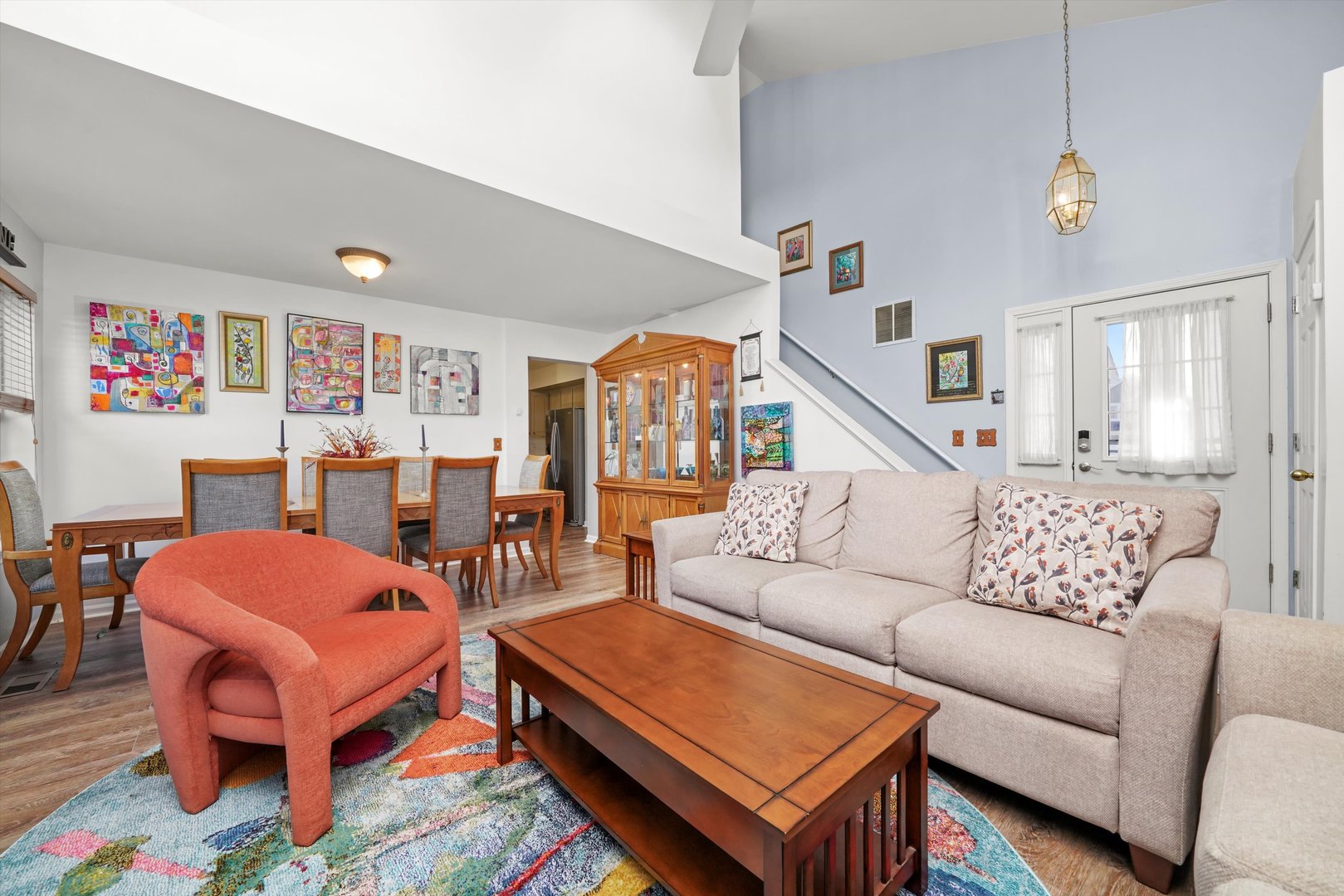 606 E London Court