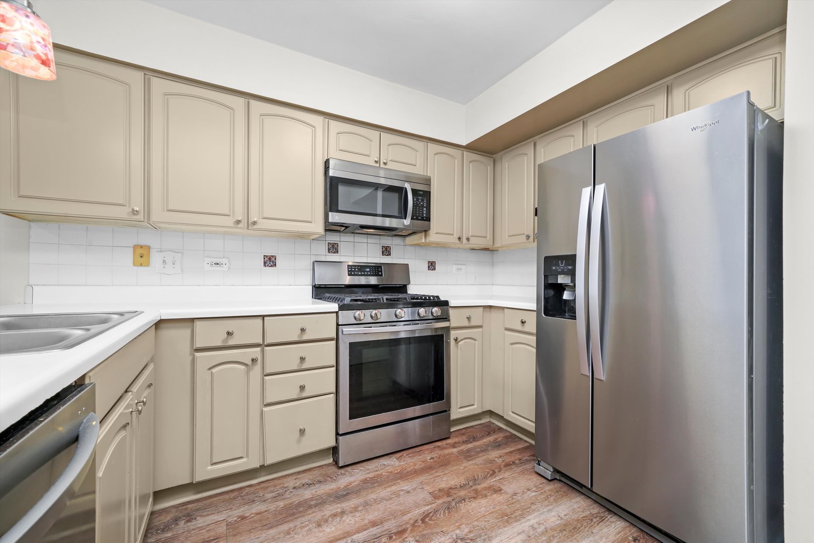 606 E London Court