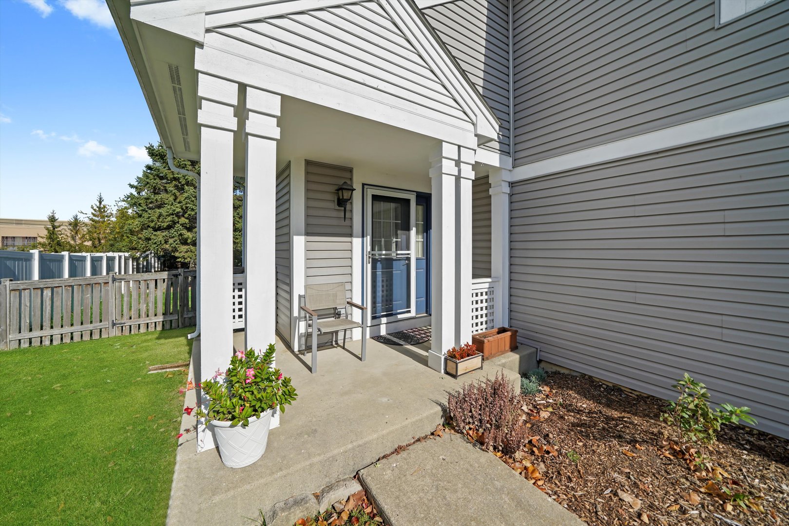 606 E London Court