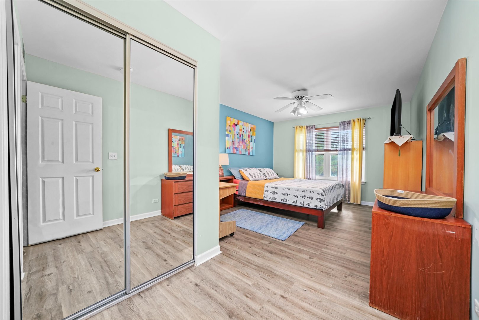606 E London Court