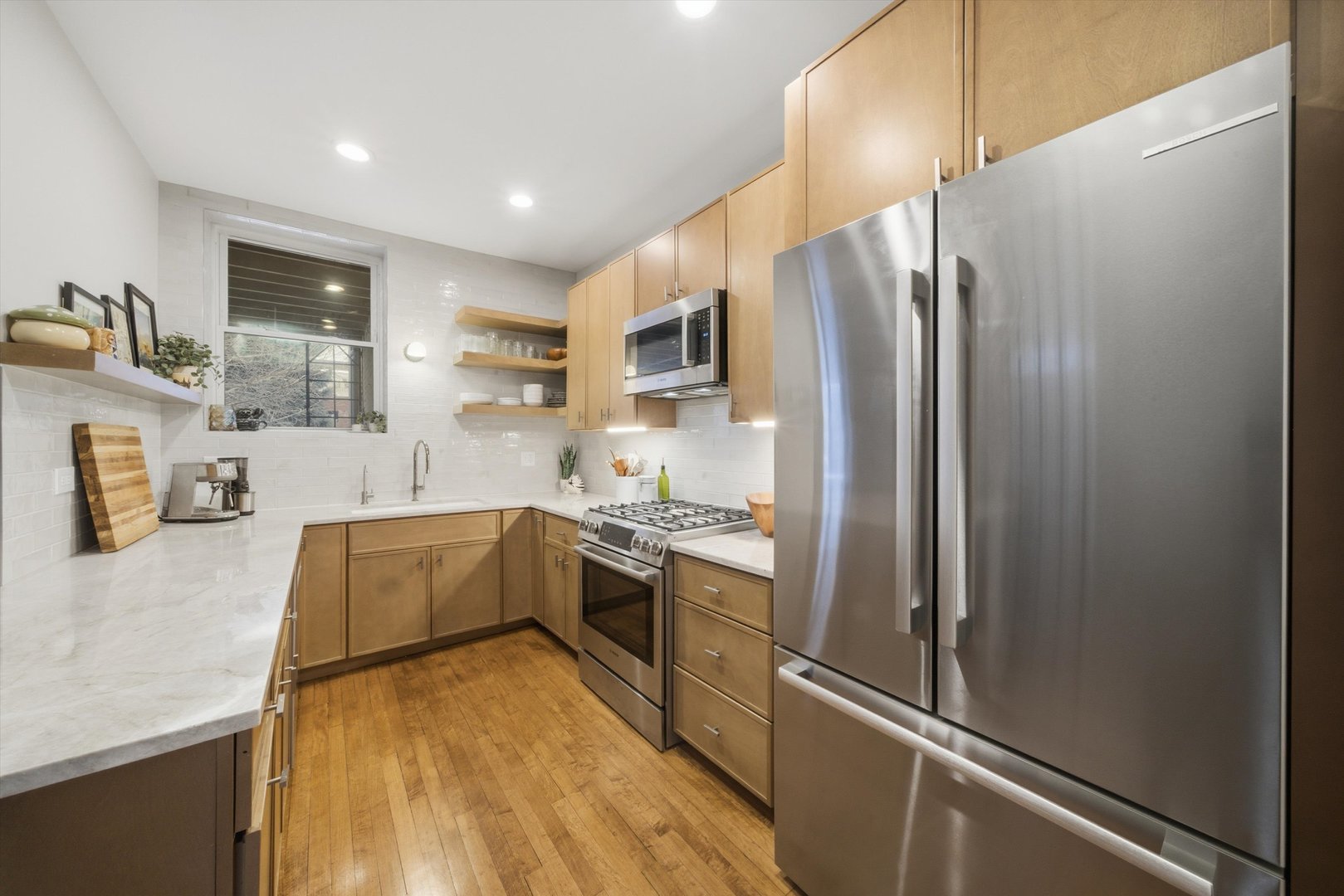 939 W Ainslie Street Unit: 2E