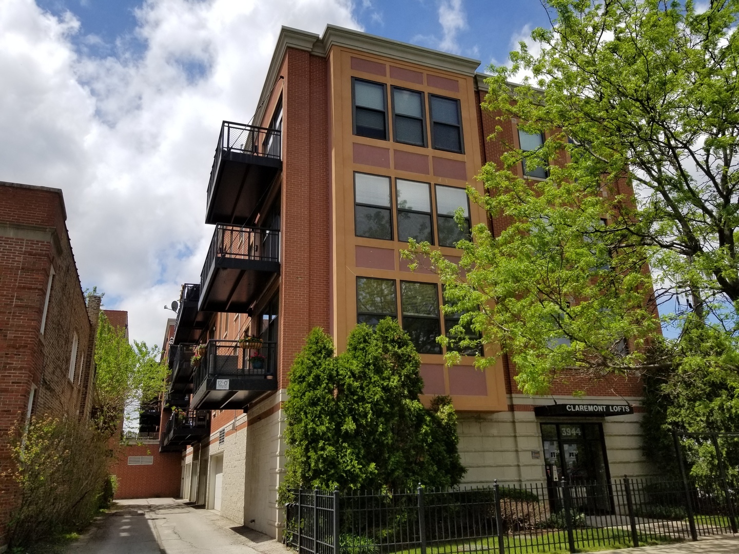 3944 N Claremont Avenue Unit: 306