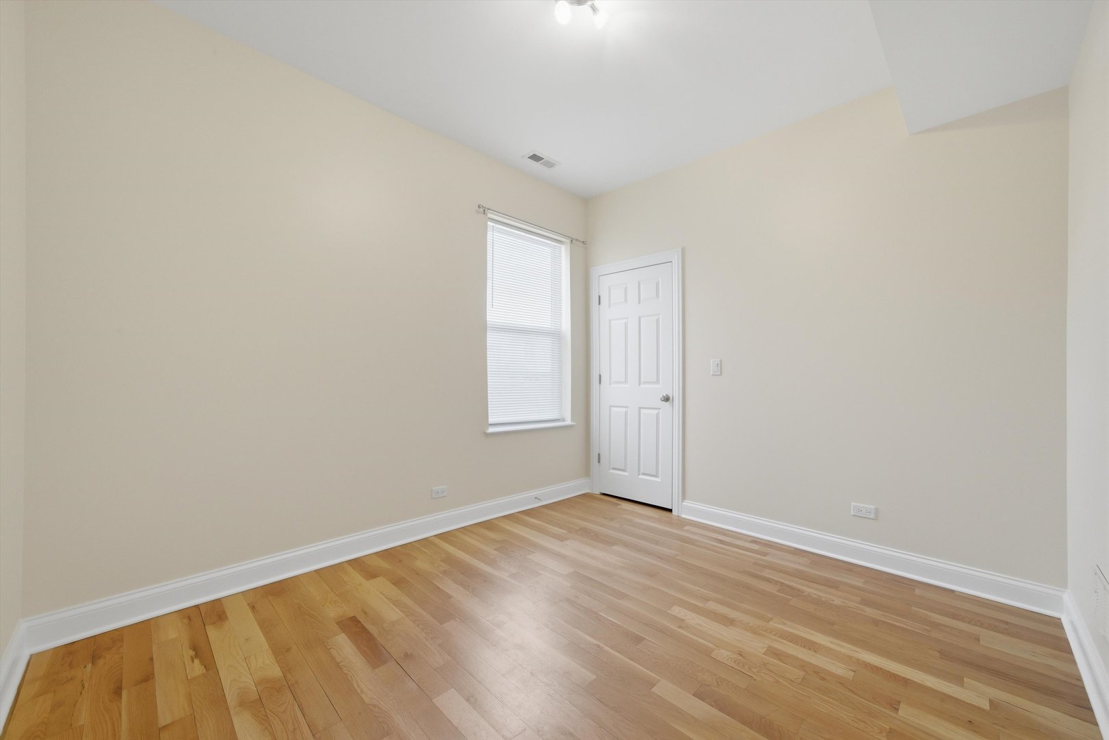 4742 N Sawyer Avenue Unit: 2