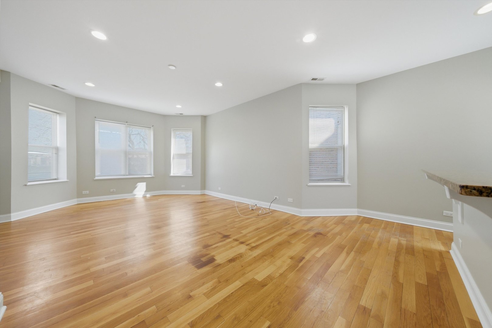 4742 N Sawyer Avenue Unit: 2