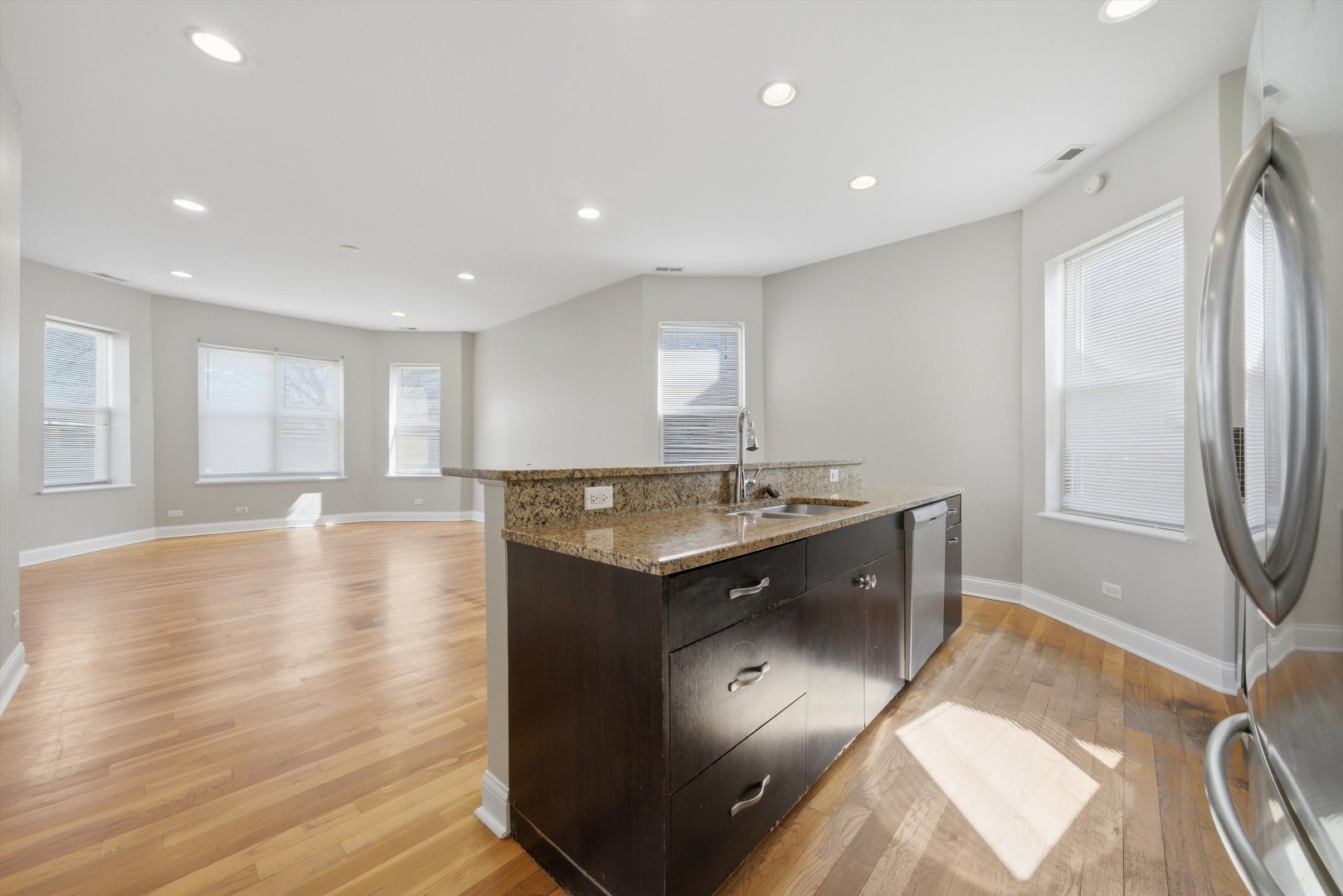 4742 N Sawyer Avenue Unit: 2