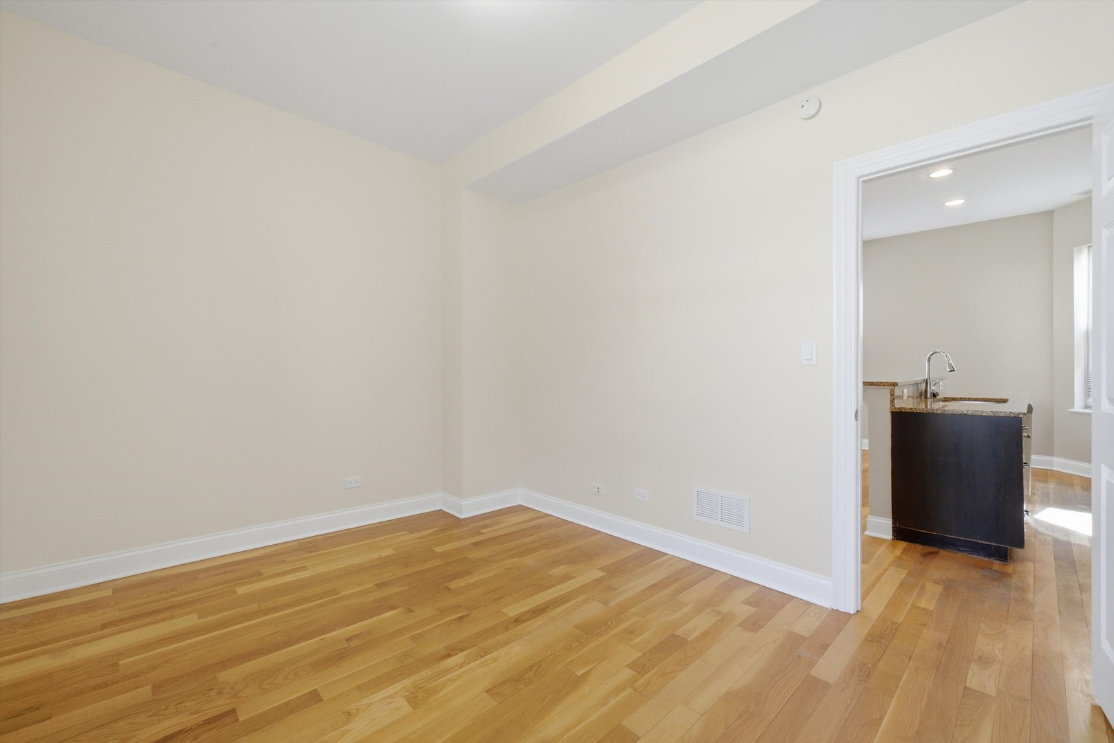 4742 N Sawyer Avenue Unit: 2