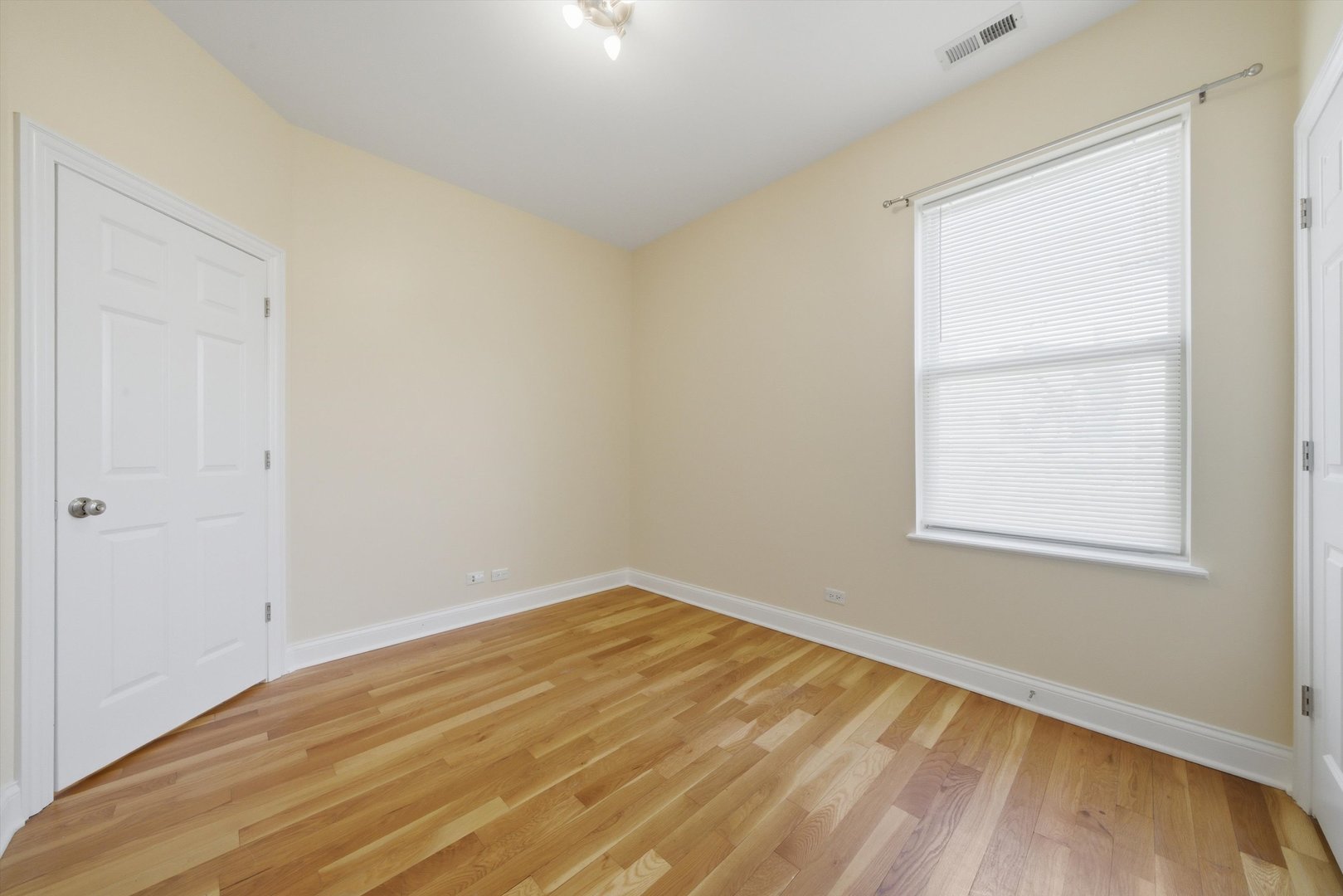 4742 N Sawyer Avenue Unit: 2