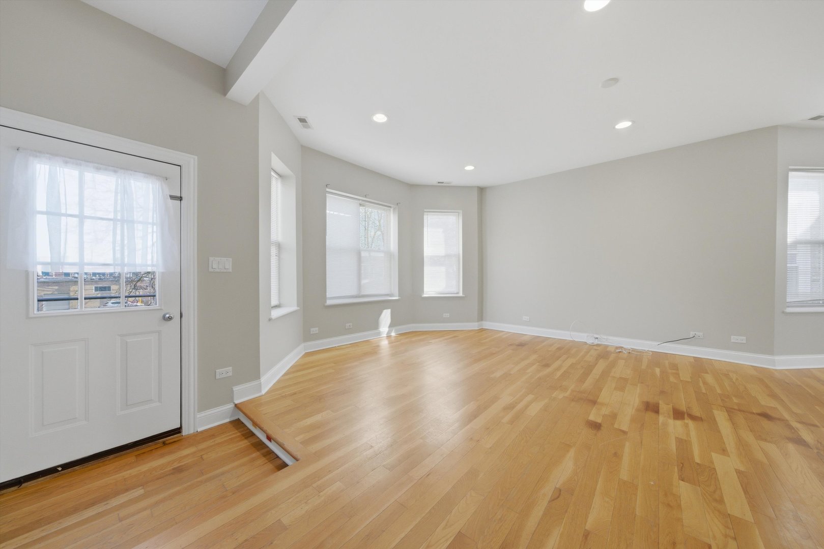 4742 N Sawyer Avenue Unit: 2
