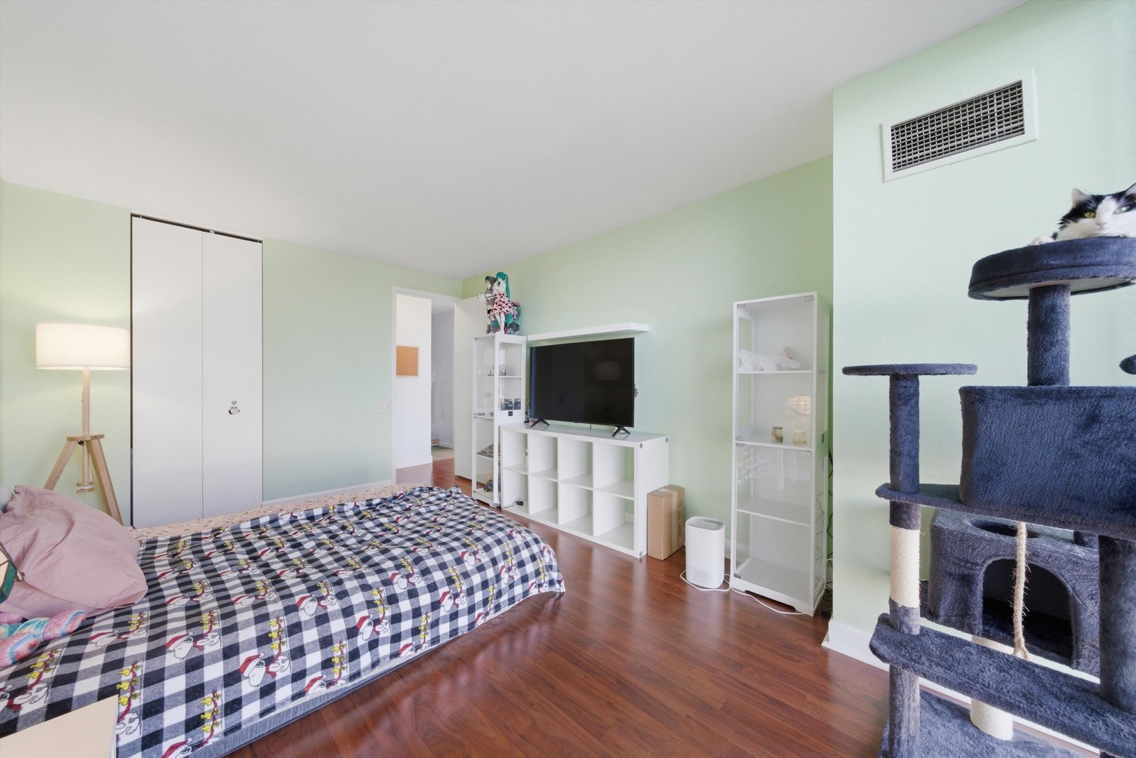 4343 N CLARENDON Avenue Unit: 613
