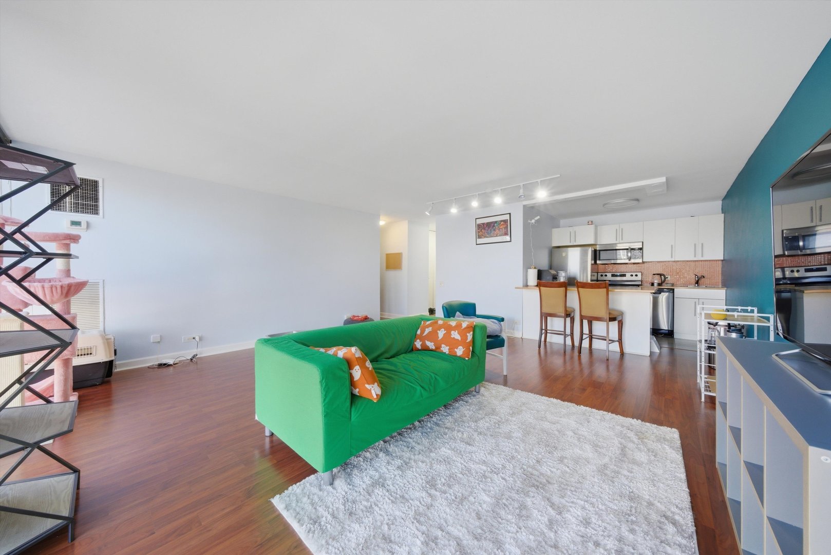 4343 N CLARENDON Avenue Unit: 613