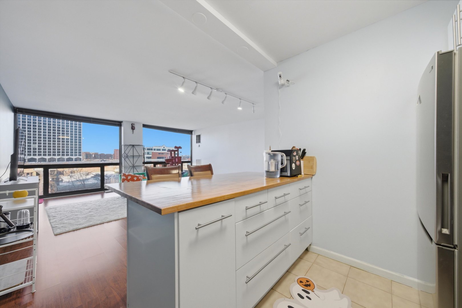 4343 N CLARENDON Avenue Unit: 613