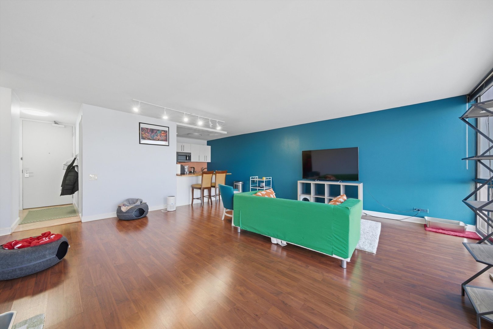 4343 N CLARENDON Avenue Unit: 613