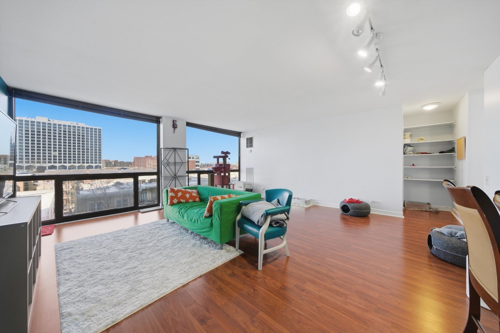 4343 N CLARENDON Avenue Unit: 613