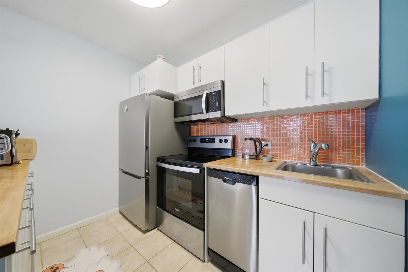 4343 N CLARENDON Avenue Unit: 613
