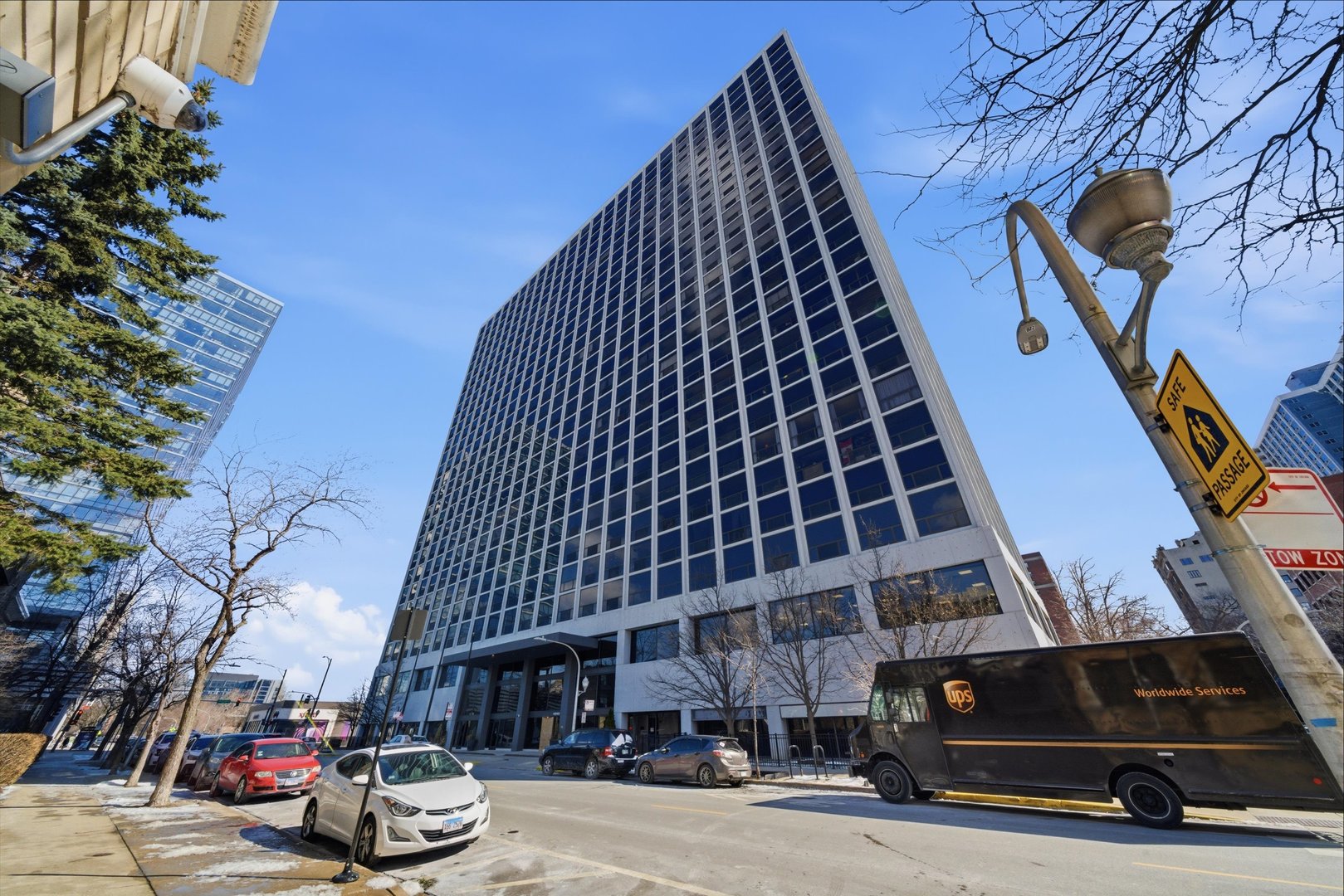 4343 N CLARENDON Avenue Unit: 613