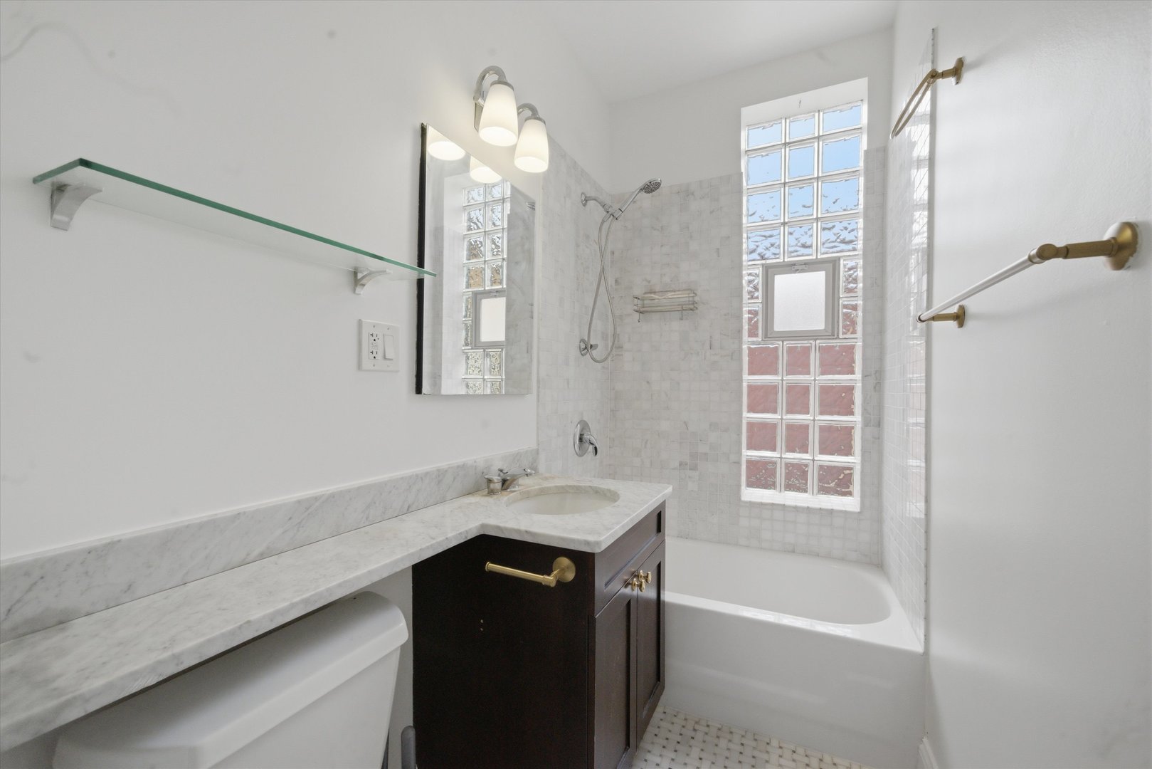 846 N WOLCOTT Avenue Unit: 2R
