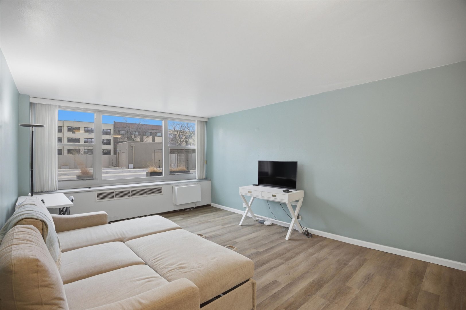 555 W Cornelia Avenue Unit: 210