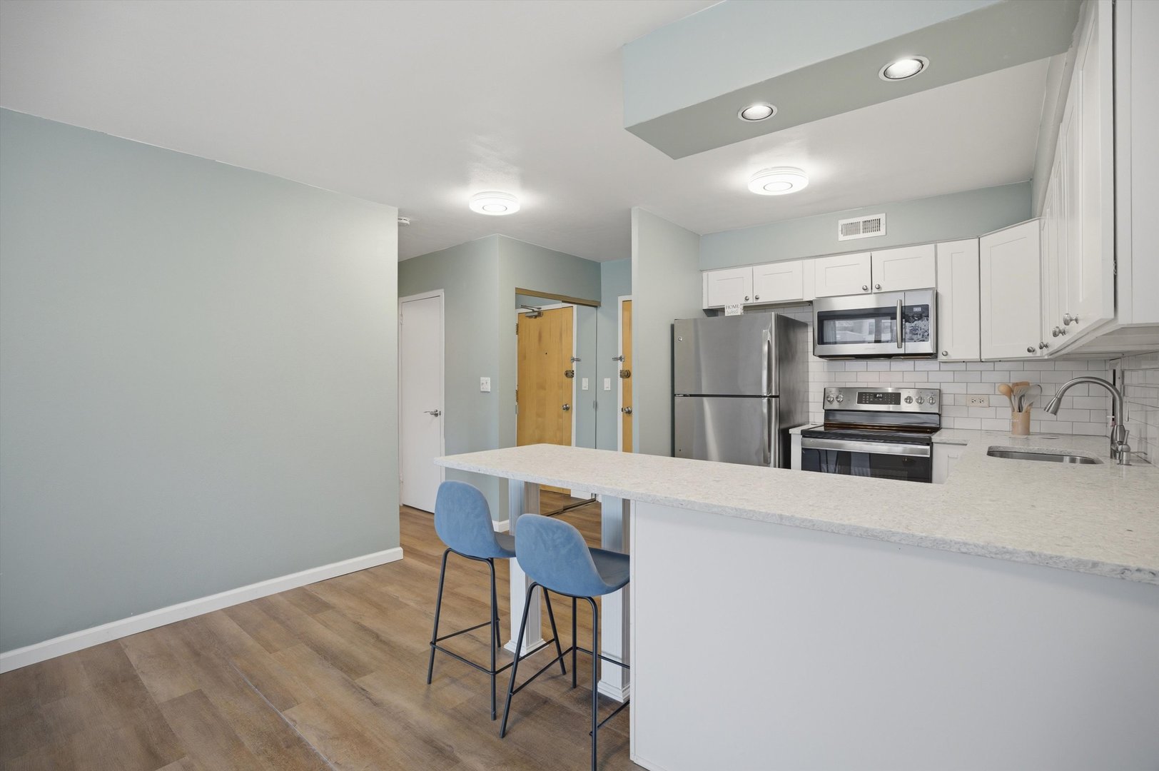 555 W Cornelia Avenue Unit: 210