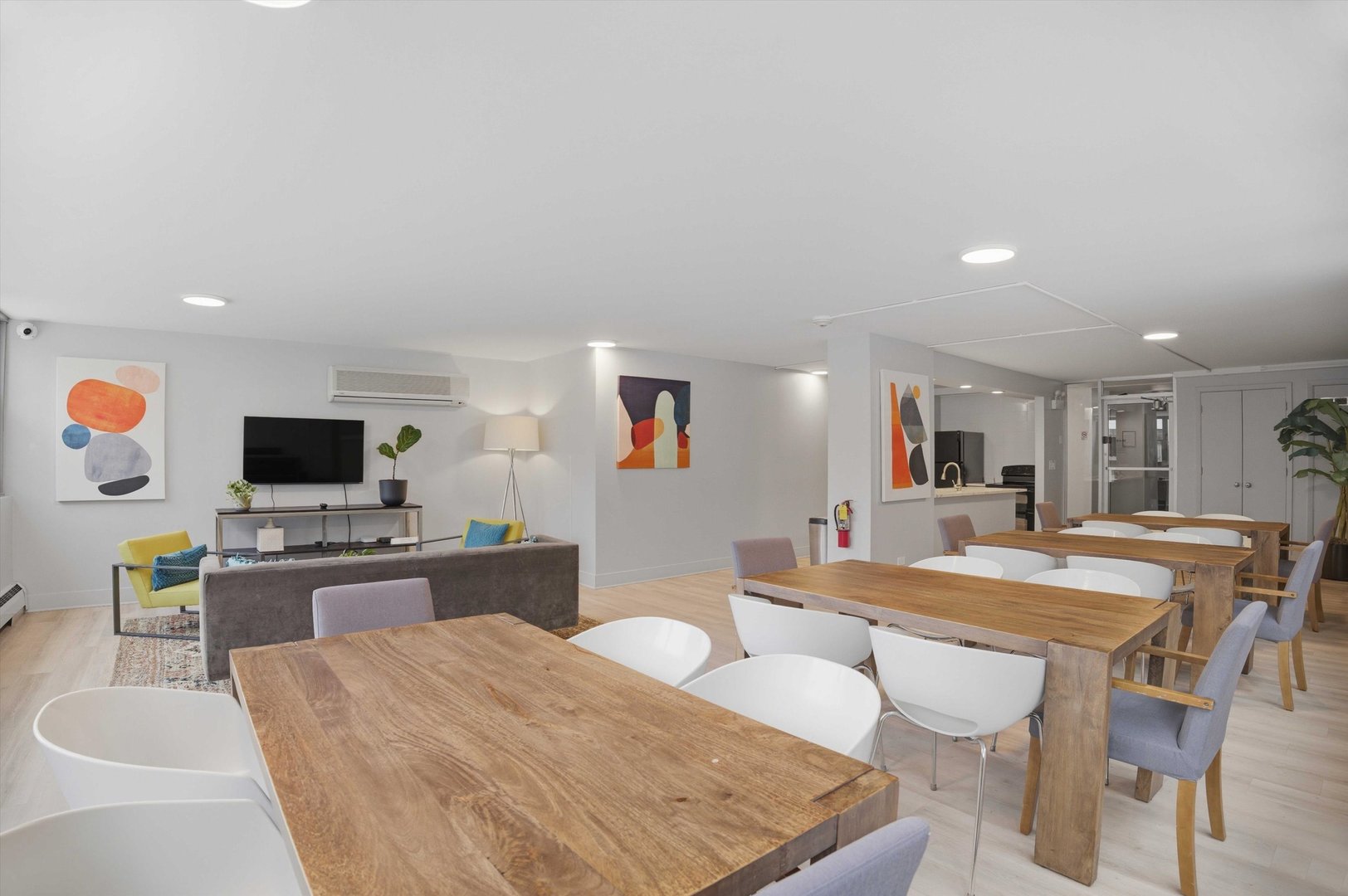 555 W Cornelia Avenue Unit: 210
